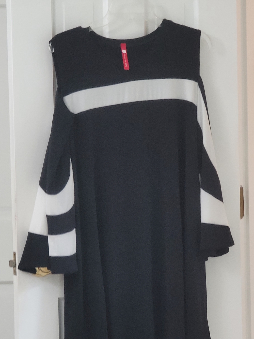 IC COLLECTION Black and White Colorblock Cold-Shoulder Tunic